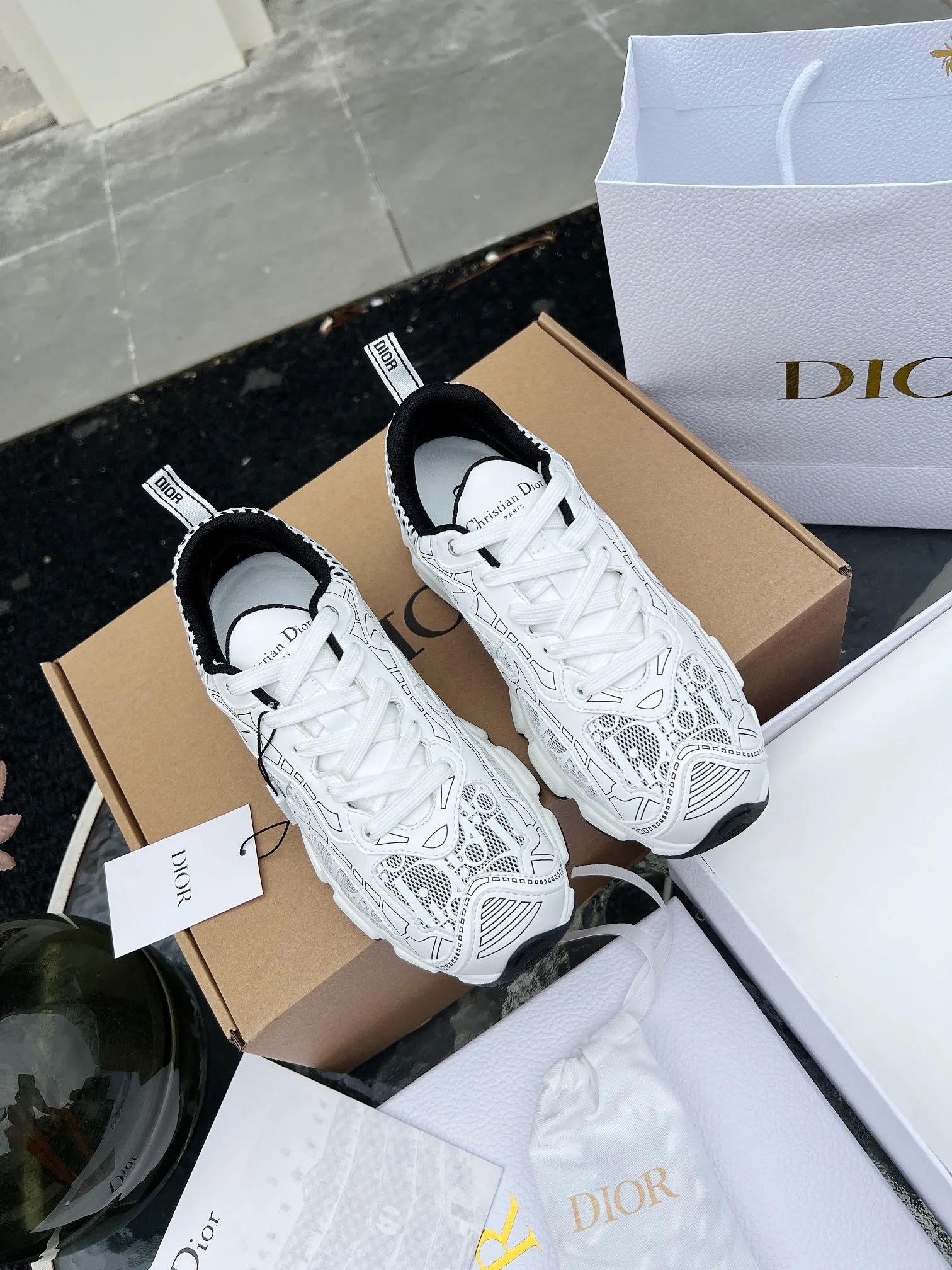 👟👟Ex-factory price 600👟👟 High version couple model🍸 Dior Dior | 2024 ˢˢDilraba, many stars have the same style. L’s 2024 spring and summer new products. The latest popular Chrono series, thick-soled mesh color-blocking running shoes, dad shoes, casual sports shoes series〰 Original purchase, development and production👍🏻This Dior Chrono sneaker is made of white and black mesh fabric with leather effect panels. The CD logo on both sides, the star patch on the tongue and the Dior logo on the heel, many details highlight the style. The two-tone laces, lightweight sole and star embellishment allow for a casual look all year round, complementing a variety of casual or elegant pieces. ♺Upper: Original imported first-layer cowhide + mesh ♺Inner lining: Original customized breathable lining ♺Outsole: Original molded EVA super light and super soft outsole ♺Heel height: 4.5cm ♺Size: Female 35-41 Male 39-45 (Female 40.41 Male 45 customized)